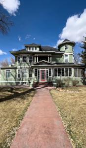 een grote groene kas met een rode deur bij The Suite in Fort Morgan