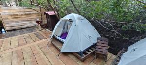 Commodity Camping Corazon Mazunte - Sol في مازونتي: يتم وضع خيمة على سطح خشبي