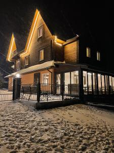 沃洛相卡Мамо, я в Карпатах的夜晚雪中的房子