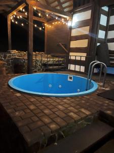 沃洛相卡Мамо, я в Карпатах的按摩浴缸位于客房中间