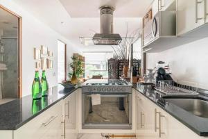 una cucina con lavello e fornello di Polanco condo, alberca y Gym a Città del Messico