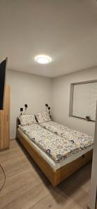 un dormitorio con una cama en una habitación en Ramfjord Apartment 2, en Tromsø