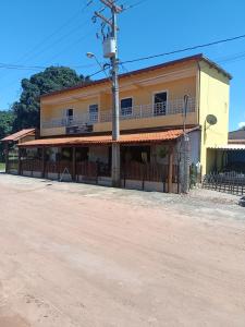 un edificio sul ciglio di una strada sterrata di Maria do Bairro a Guaraciaba do Norte