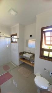 Et badeværelse på Linda chacara com piscina , conforto e meio a natureza