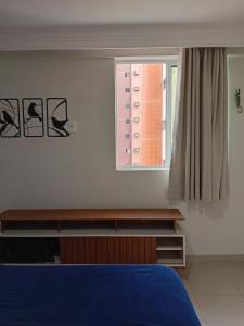 una camera da letto con un letto blu e una finestra di Apartamento na praia de Manaíra João Pessoa PB a João Pessoa Altre 21 foto