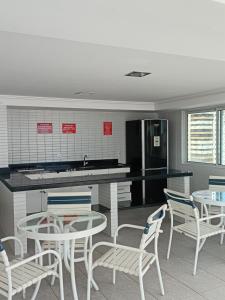 una cucina con tavolo, sedie e bancone di Apartamento na praia de Manaíra João Pessoa PB a João Pessoa
