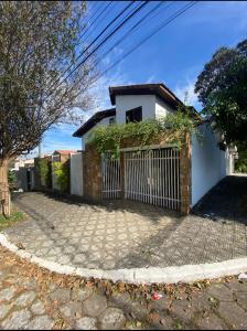 une maison avec une porte devant elle dans l'établissement Casa azul, à Caçapava
