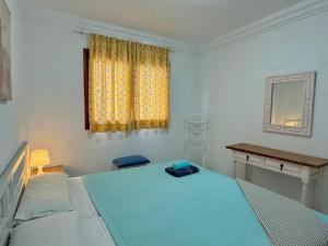 een ziekenhuiskamer met een bed en een raam bij Puerto Rico Sea & Sun in Puerto Rico de Gran Canaria +26 foto's