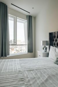 Postel nebo postele na pokoji v ubytování LUXURY 3 Bed 3 Bath Apartment in Central London