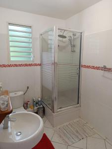 Ένα μπάνιο στο Studio Launa - 5 lotissenent Tolbiac 2 Route de la Regrettée 97114 Trois - Rivières