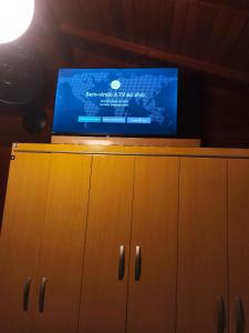 TV a/nebo společenská místnost v ubytování Quarto com cama de casal e banheiro privativo