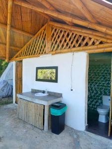 San LuisConexión naturaleza的带水槽和马桶的浴室