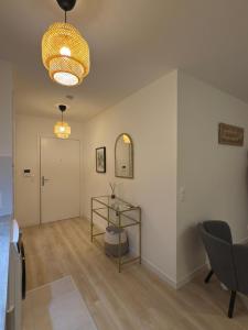 Clichy-sous-BoisStudio haut standing confort et modernité的客厅配有玻璃桌和灯