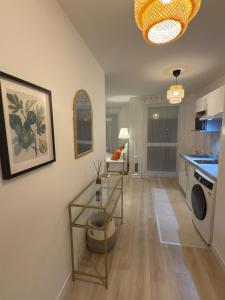 Clichy-sous-BoisStudio haut standing confort et modernité的客厅设有带洗衣机的厨房