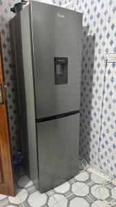 een koelkast in de hoek van een keuken bij Кокосовый домик in Nungwi