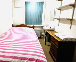 Ένα ή περισσότερα κρεβάτια σε δωμάτιο στο Budget Shared Accommodation Luton 02 05