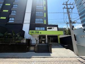 a building with a sign that reads glen mn at Estúdios Modernos e Completos em Blumenau - ELN in Blumenau