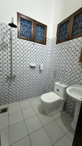 een badkamer met toilet en wastafel bij Кокосовый домик in Nungwi