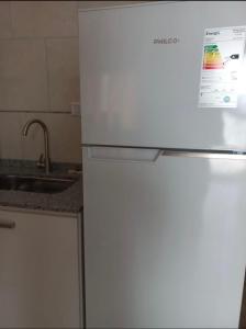 Cabaña 25 San Rafael في سان رافاييل: وجود ثلاجة بيضاء في مطبخ مع حوض +31 صورة