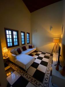 - un salon avec un canapé et un sol en damier dans l'établissement Casa azul, à Caçapava