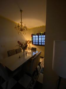 une salle à manger avec une table et un lustre dans l'établissement Casa azul, à Caçapava