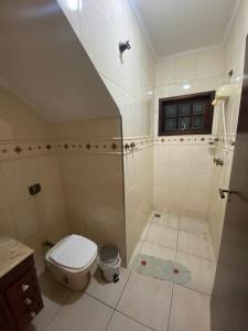 une petite salle de bain avec toilettes et douche dans l'établissement Casa azul, à Caçapava 13 autres photos
