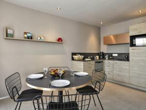 Η κουζίνα ή μικρή κουζίνα στο Aparthotel & Spa Adagio Vannes