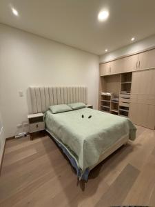 Ένα ή περισσότερα κρεβάτια σε δωμάτιο στο Depa en Pleno FIDEL ANZE con Parqueo Pet-Friendly