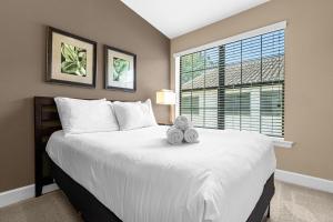 Ένα ή περισσότερα κρεβάτια σε δωμάτιο στο Enchanted 4BR Family Style Townhome in Disney Area +65 φωτογραφίες