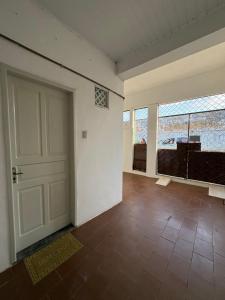 an empty room with a door and a window at Quarto aconchegante no centro in São Luís