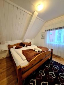 Un dormitorio con una cama grande en un ático. en Dali City Senter Ap 2, en Stavanger