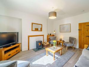 格伦里丁2 Bed in Glenridding 85425的带电视和壁炉的客厅