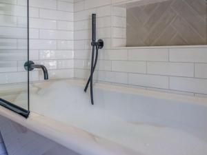 格伦里丁2 Bed in Glenridding 85425的带浴缸的浴室淋浴 更多16张照片