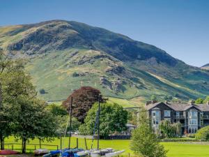 格伦里丁2 Bed in Glenridding 85425的山地,田野上有房子和船