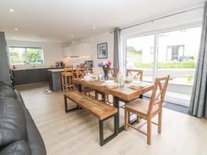 una sala da pranzo e una cucina con tavolo e sedie di 3 Praa Cove a Penzance