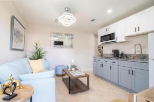 Una cocina y una sala de estar con un sofá y una mesa. en Longwood Private Suite - Near Orlando - Modern, Private Entrance, Fast WiFi, en Orlando