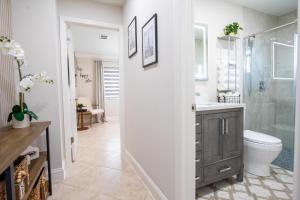 Un baño con ducha, inodoro y lavabo. en Longwood Private Suite - Near Orlando - Modern, Private Entrance, Fast WiFi, en Orlando 25 fotos más