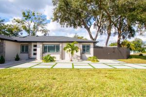 una casa con una palmera en un patio en Longwood Private Suite - Near Orlando - Modern, Private Entrance, Fast WiFi, en Orlando