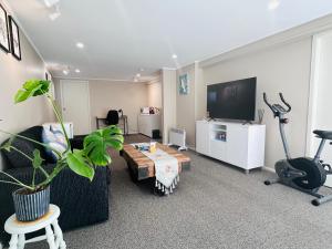 Μια τηλεόραση ή/και κέντρο ψυχαγωγίας στο Guest Suite with Lounge & Bathroom