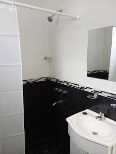 Ένα μπάνιο στο Jhordan II San Bernardo +3 φωτογραφίες