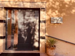 eine Tür mit einer Anlage vor einem Gebäude in der Unterkunft Relax Family 04 - Cozy Entire Apartment in City Center in Ouarzazate