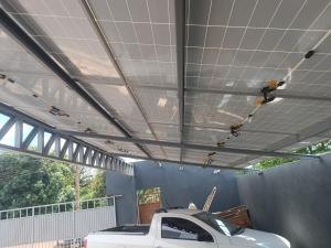 Un camión blanco estacionado en un garaje con techo en Apartamento Confortável Novo com Ar condicionado, en Tangará da Serra