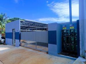 Un edificio azul con dos máquinas al lado de una valla. en Apartamento Confortável Novo com Ar condicionado, en Tangará da Serra