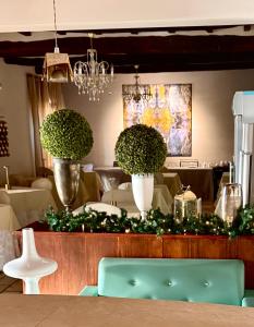 ein Esszimmer mit Grünpflanzen und einem Tisch in der Unterkunft La Siègià Resort spa in Massa Marittima