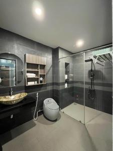 a bathroom with a toilet and a sink and a shower at Thiên long homestay in Kinh Dinh