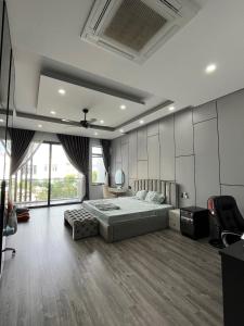 a bedroom with a large bed and a large window at Thiên long homestay in Kinh Dinh