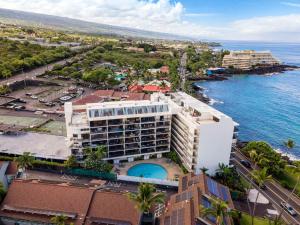 eine Luftaufnahme eines Hotels und des Ozeans in der Unterkunft Kona Alii 504 in Kailua-Kona