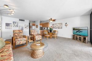 ein Wohnzimmer mit Sofa und Tisch in der Unterkunft Kona Alii 504 in Kailua-Kona