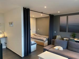 Giường trong phòng chung tại Apartment Home at Bea Duisburg Homberg