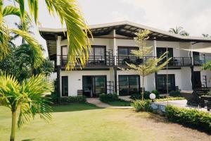 una vista esterna di una casa con palme di Ocean 101 Beach Resort a General Luna